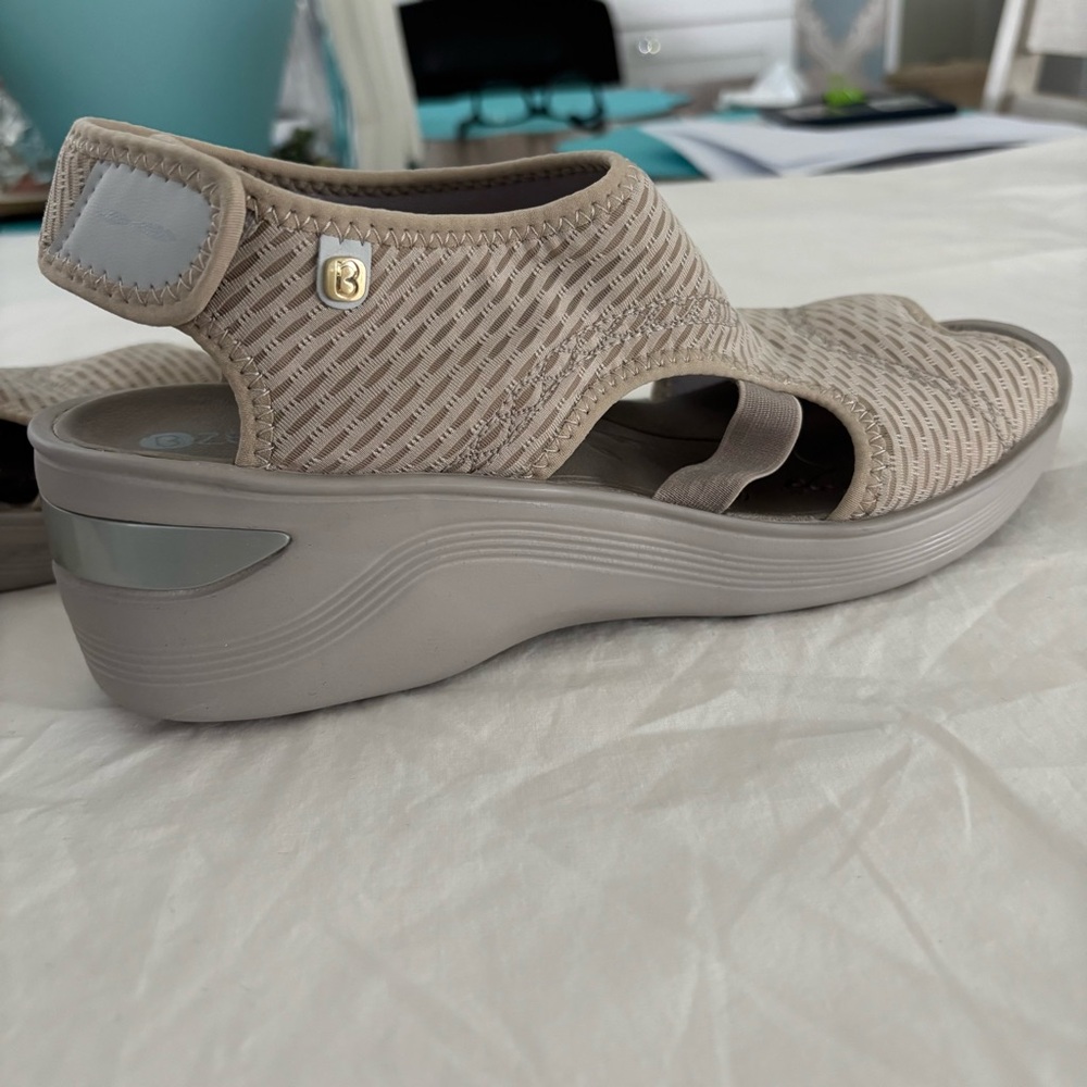 BZees Dream Sandal Beige 9.5 Synthetic Sole Hook and Loop Closure Machine Wash - Picture 8 of 14